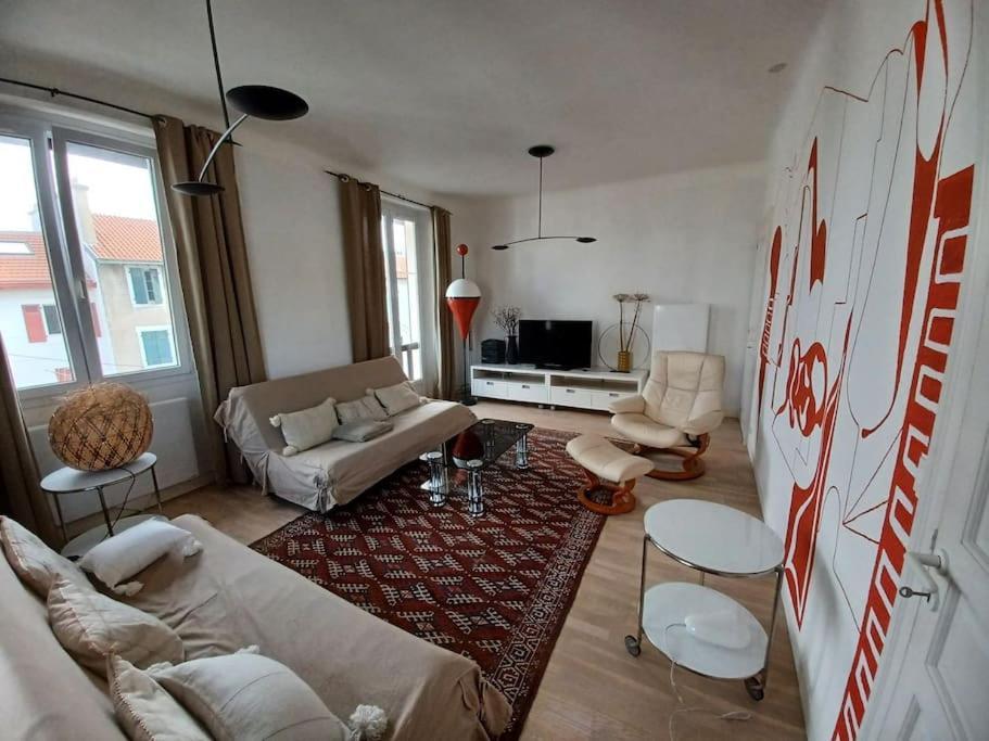 Tres Bien Situe- Spacieux - Calme - Parking Apartment
